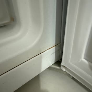 Garanti Süresindeki Buzdolabımda Su Sızıntısı Ve Paslanma, Yetkili Servis Tüketici Hatası Dedi
