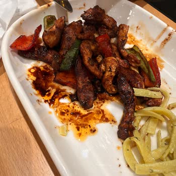 Yanmış Ve Buz Gibi Yemek, Tek Garsonun İlgisiz Tutumu