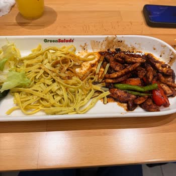 Yanmış Ve Buz Gibi Yemek, Tek Garsonun İlgisiz Tutumu