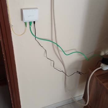 ONT Montajı Görünür Ve Güvensiz Kablo Düzeni