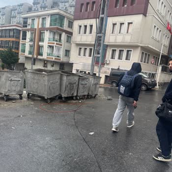 Esenyurt'ta Açık Kablolar Çocuk Güvenliğini Tehdit Ediyor