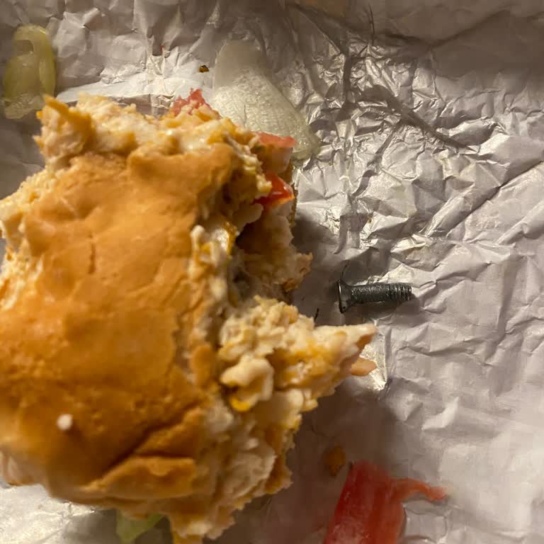 Hamburgerde Çivi Bulunması: Hijyen Ve Güven Sorunu