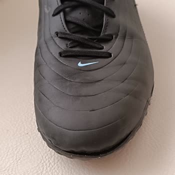 Nike Tiempo Maestro Club Kramponunun İki Kez Kullanımdan Sonra Ön Tarafının Açılması