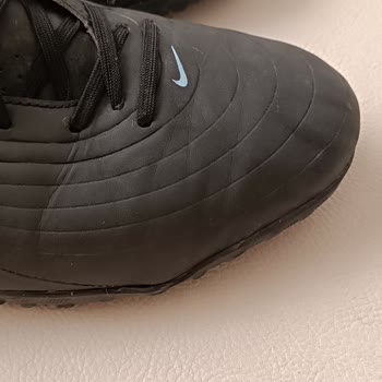 Nike Tiempo Maestro Club Kramponunun İki Kez Kullanımdan Sonra Ön Tarafının Açılması