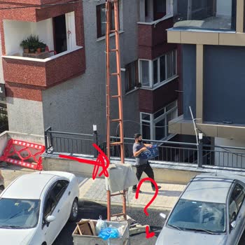 Çınarlı Sokakta Kaçak Elektrik Direği Güvenliği Tehdit Ediyor
