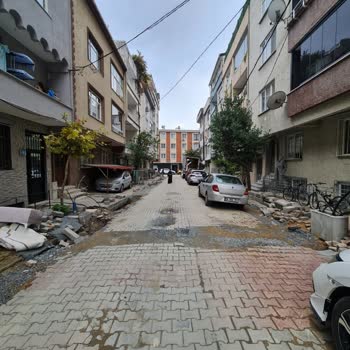 Küçükçekmece’de Bedaş Yol Kazı Çalışması Sonrası Oluşan Çukurlar Ve Bodrum Su Baskını
