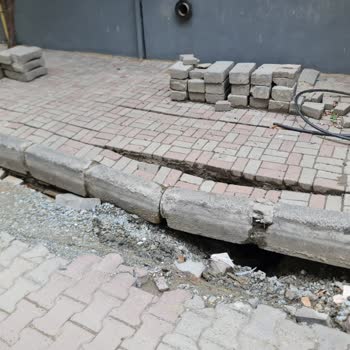 Küçükçekmece’de Bedaş Yol Kazı Çalışması Sonrası Oluşan Çukurlar Ve Bodrum Su Baskını
