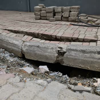 Küçükçekmece’de Bedaş Yol Kazı Çalışması Sonrası Oluşan Çukurlar Ve Bodrum Su Baskını