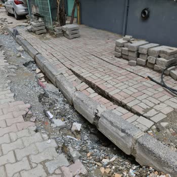 Küçükçekmece’de Bedaş Yol Kazı Çalışması Sonrası Oluşan Çukurlar Ve Bodrum Su Baskını
