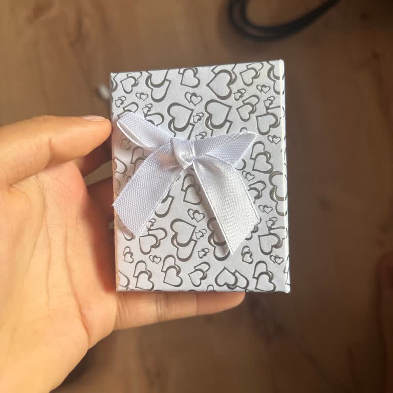 Sipariş Edilen 16'lı Sürpriz Kutusu Yerine Tek Kolye Gönderildi