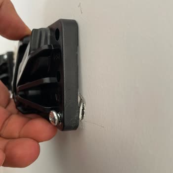 Montaj Hatası Duvarı Zarar Gördürdü, Televizyon Yanlış Monte Edildi