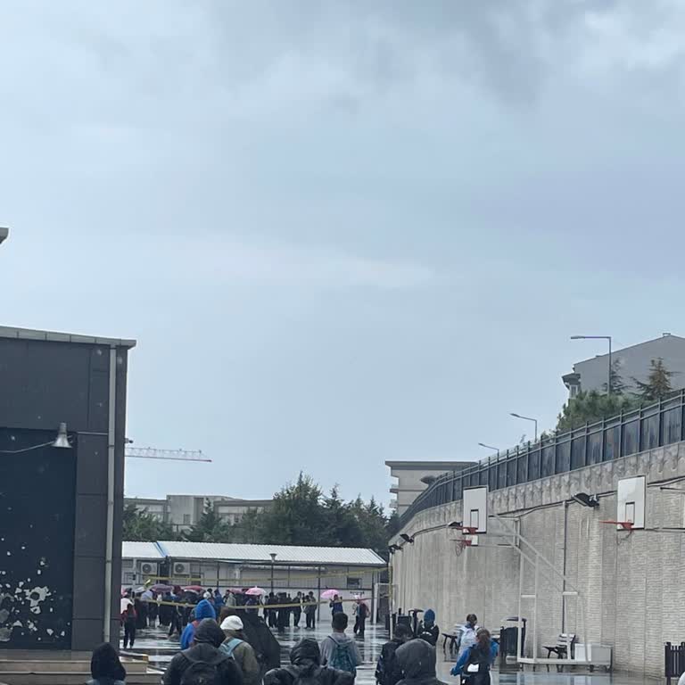 Okul Bahçesinde Yağmur Altında Çocukların Bekletilmesi Ve Yöneticinin Saldırgan Davranışı