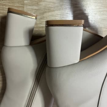 Butigo Botta Paslanan Gold Detaylar Ve Rahatsız Bilek Kısmı