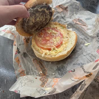 Cajun Korner'den Gelen Hamburgerin Özensiz Ve Bayat Olması