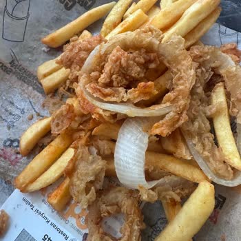 Cajun Korner'den Gelen Hamburgerin Özensiz Ve Bayat Olması