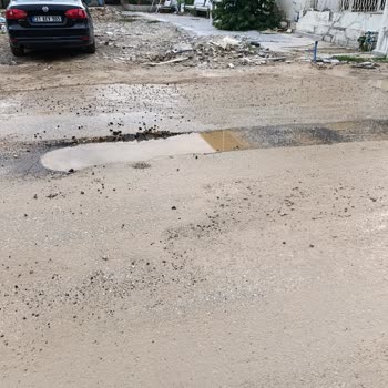 Yol Çalışması Nedeniyle Su Borusu Hasarı Ve Sürekli Su Kesintisi