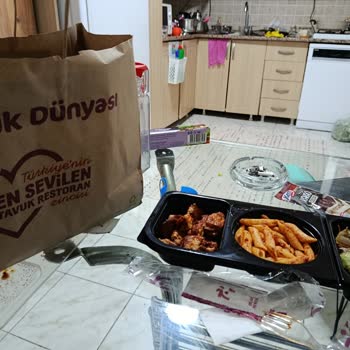 Tavuk Dünyası Paket Serviste Tazeliği Olmayan Bozuk Salata