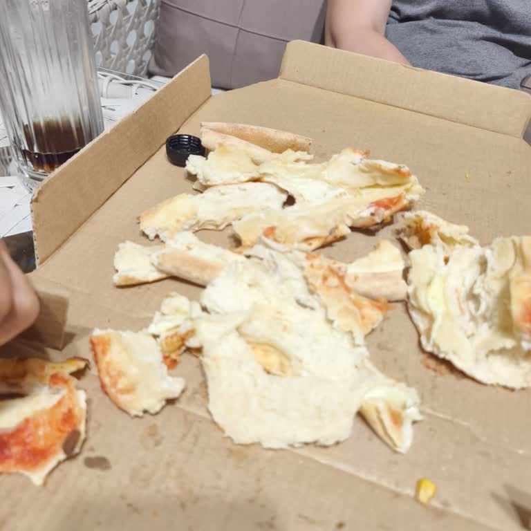Hamur Dolu Pizza Dilimleri Ve Hijyen Sorunu İade Talebi