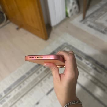 Apple 17 Pro’da Alt Bölüm Renk Bozulması Ve Garanti Talebi