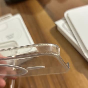 Apple Store'dan Alınan Iphone 15 Kılıflarında Hızlı Sararma Ve Çatlak Garanti Dışı Durumu