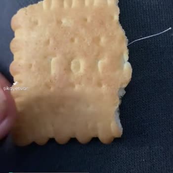Torku Pötibör Bisküvide Fırça Kılına Ya Da Misinaya Benzer Bir Şey Çıktı!