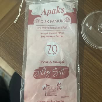 BİM Şubesinde Küflü Ve Siyah Lekeli Yüz Temizleme Pamuğu Satışı