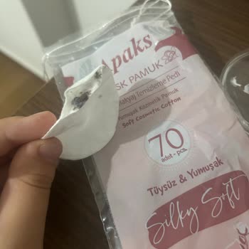 BİM Şubesinde Küflü Ve Siyah Lekeli Yüz Temizleme Pamuğu Satışı