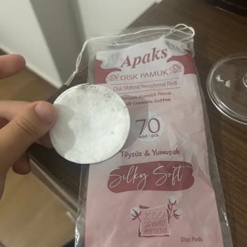 BİM Şubesinde Küflü Ve Siyah Lekeli Yüz Temizleme Pamuğu Satışı
