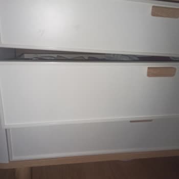 Montaj Hatası Nedeniyle Şifonyerin Çekmeceleri Kullanılamaz Ve Yatak Başlığı Tehlikeli