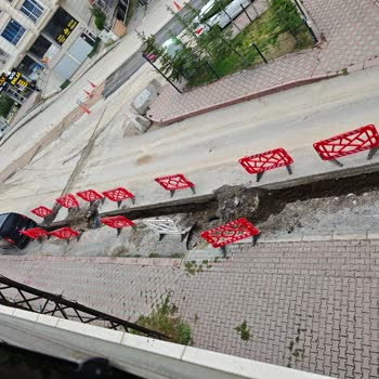 Kazı Sonrası Yol Açık Bırakıldı, Garaj Girişleri Kapalı Ve Güvenlik Tehlikede