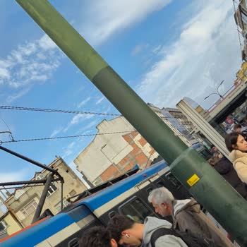 Çukurçeşme Durağında Sabah Yoğunluğunda Tramvay Kapasitesi Yetersiz