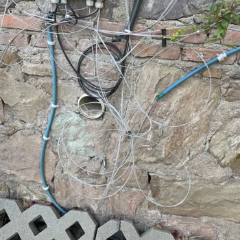 Bahçe Duvarındaki Fiber Kablolar Görüntü Kirliliği Oluşturuyor