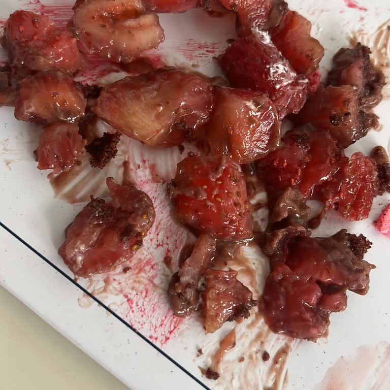 Çürük Çilekli Pasta Ve Şube Müdürünün Saygısız Tutumu