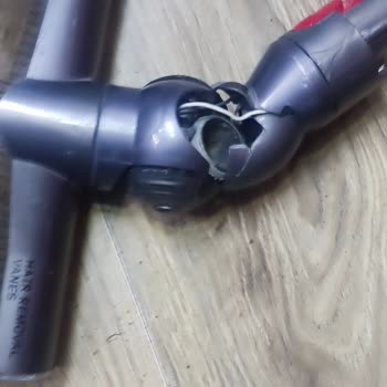 Garanti Süresinde Kırılan Dyson V8 Parçası İçin 5.500 TL Ücret Talebi
