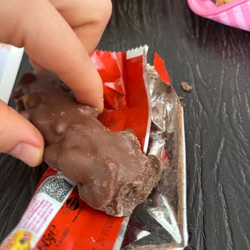 Eti Canga Çikolatası Bozulmuş, Fıstık Kokusu Ve Tadı Ekşi