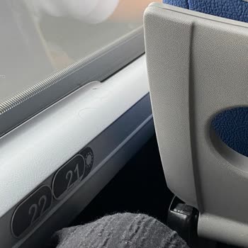 Havaist Otobüsünde Kırık Masa, Kirli İç Mekan Ve Şarj Prizi Eksikliği