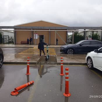 Yağmurlu Günlerde Otoparkta Su Birikintisi Engelli Hastane Girişini Engelliyor
