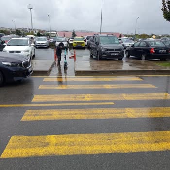 Yağmurlu Günlerde Otoparkta Su Birikintisi Engelli Hastane Girişini Engelliyor