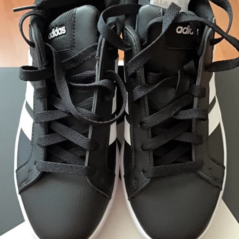 Amazon’da Adidas Grand Court Ayakkabısının Sol Tekinde Üretim Hatası