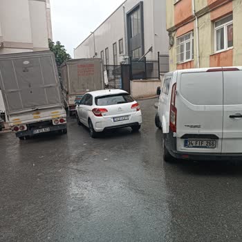 Balat Mermerşahi Sokakta Hatalı Araç Parkı Yaya Ve Öğrencileri Tehlikeye Atıyor