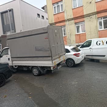 Balat Mermerşahi Sokakta Hatalı Araç Parkı Yaya Ve Öğrencileri Tehlikeye Atıyor