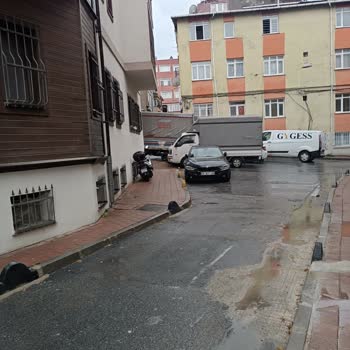 Balat Mermerşahi Sokakta Hatalı Araç Parkı Yaya Ve Öğrencileri Tehlikeye Atıyor