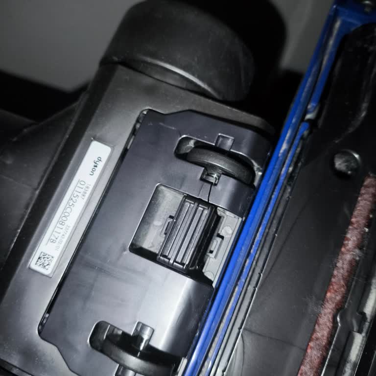 Dyson Süpürge Başlığı Kendi Kendine Kırıldı, Ücretsiz Değişim Talebi