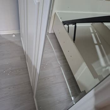 Hasarlı Mobilya Ve Yanlış Montaj Nedeniyle Duvar Çatlağı