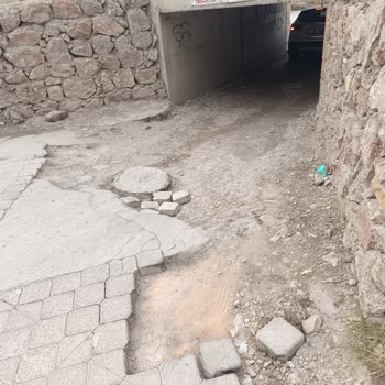 Sincan Alt Geçitte Su Birikintısı Ve Bozuk Taşlar Çocukları Tehlikeye Atıyor