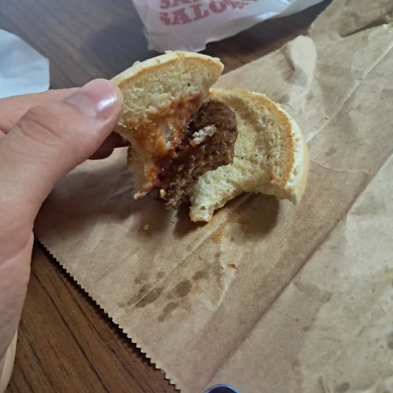 Çocuk Burger Menüsünde Görsel Uyuşmazlığı Ve Şüpheli Koku