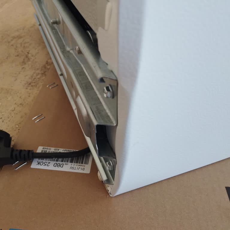Hasarlı Buzdolabı Teslim Edildi Servis Yardımcı Olmadı