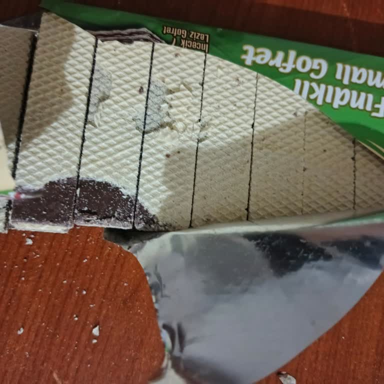 Şok Marketler Peki Markasının Fındıklı Kremalı Gofreti Parçalanmış Şekilde Satıldı