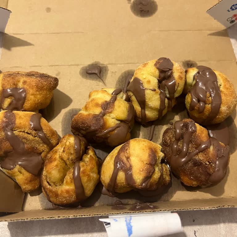 Domino’s Şubesinde Çikolata Sosu Olmayan Cinnamon Roll’lar, İade Talebi
