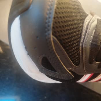Adidas Ayakkabısındaki Bariz Dikiş Ve Yapıştırma Kusurları